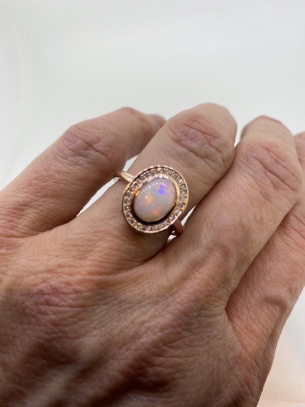 Feiner Opal Ring mit Diamanten