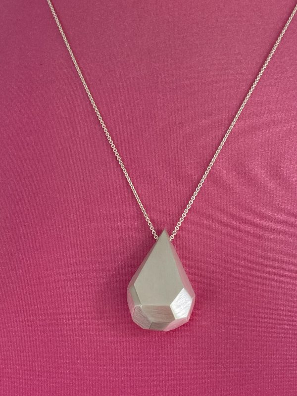 Kette mit Anhänger Steinform